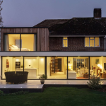 L'exemple parfait d'une surélévation moderne, ajoutant un étage supplémentaire tout en préservant le charme de la maison existante.