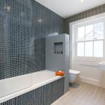 toilettes séparées de la salle de bain