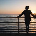 Terrasse face à la mer avec garde-corps