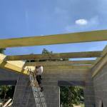 Charpentier posant une toiture monopente