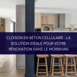 Cloison en béton cellulaire en cours de montage dans une maison en rénovation à Arzon.