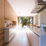 Cuisine couloir avec baie vitrée au Chesnay
