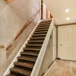 Un exemple d'escalier en bois dans une extension, alliant esthétique et praticité pour un intérieur chaleureux et écologique.