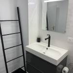 Rangement et optimisation d'espace dans une petite salle de bain parisienne à Paris 8e