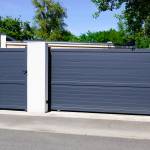 Portail acier plein avec portillon piétons