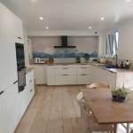 Dans cette cuisine, nos clients ont fait le choix d'une table avec des rallonges