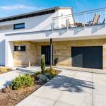 Maison contemporaine à toit traditionnel et plat en terrasse