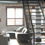 Exemple d'escalier intérieur en acier gris