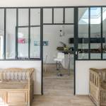 Verrière d'interieur entre cuisine et salon avec porte centrale