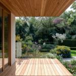 Votre terrasse en bois s'intègre parfaitement à votre jardin