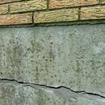Fissures près des soubassements