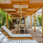 Pergola bois ajourée : une solution esthétique pour créer de l’ombre, limiter la chaleur sur la terrasse et améliorer le confort d’été.