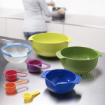 Saladiers et passoires multicolores, Joseph Joseph