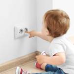 Comment protéger les enfants des risques électriques