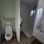 Séparation des WC dans la salle de bain par une cloison toute hauteur - Meximieux 01