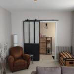 porte-coulissante-verriere-noir-rail-apparent-sables-olonne.jpg