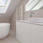 salle de bain sous les toits, très lumineuse