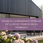 Extension de maison moderne en zinc avec baie vitrée à galandage ouverte sur une terrasse en bois à Vannes.