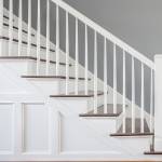 Une rampe d'escalier en bois.