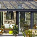 véranda avec son toit en verre