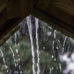 Bordure de toiture sous une pluie battante