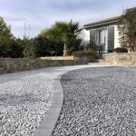 Allée de jardin gravier deux tons borduré pavée