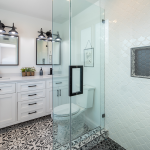 Petite salle de bain à Bayonne : comment gagner de la place sans perdre en confort ?