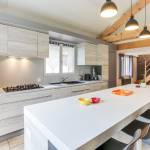 Cuisine tout équipée blanche avec îlot maison de campagne