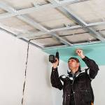 Pose d’un plafond isolé par un professionnel en Haute-Savoie – La Maison des Travaux Annecy vous accompagne pour vos projets d’isolation thermique et phonique.