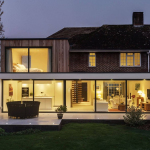 L'exemple parfait d'une surélévation moderne, ajoutant un étage supplémentaire tout en préservant le charme de la maison existante.