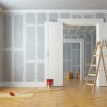 Rénover un mur avant de le peindre.