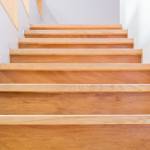 Un escalier en bois à Tours (37).