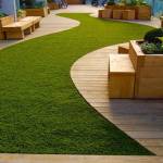 gazon synthétique près d'une terrasse bois