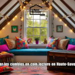 Coin lecture cosy sous les combles avec banquette colorée, guirlandes lumineuses et décoration chaleureuse – inspiration aménagement en Haute-Savoie.
