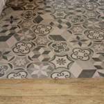 Mixer le parquet et les carreaux de ciment