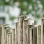 Clôture en rondins de bois verticaux