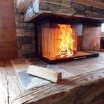 Cheminée avec dallage en pourtout - 