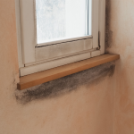 Humidité sur les murs sous les fenetres de la maison