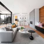 Un séjour ouvert entièrement meublé sur-mesure dans un style contemporain 