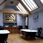 Envie d’une verrière dans une salle de bain ? Voici comment l’utiliser  (photo : Pinterest)