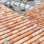 Joli toiture avec des tuiles en terre cuite multicolores