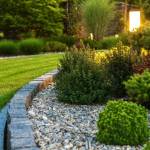 Une petite murette sépare la pelouse de la partie arborée