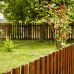 Clôturer un terrain en pente : les solutions pour un résultat solide et esthétique