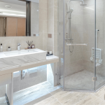 Petite salle de bain, grand défi : toutes les astuces pour un aménagement réussi.