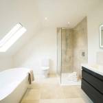 Une salle de bains avec baignoire et douche Levallois Perret (92300)