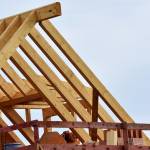 La surélévation de maison en bois présente de nombreux avantages.