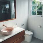 Aménager une salle de bain sous les combles : guide complet pour un espace pratique et esthétique