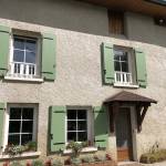 maison avec volets verts en aluminium