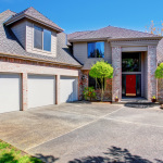 Garage moderne récemment construit avec des matériaux écologiques