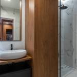 poser du grand carrelage pour petite salle de bains